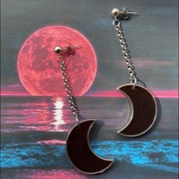 Dark Red resin & glitter crecent moon earrings - Picture 9 of 12